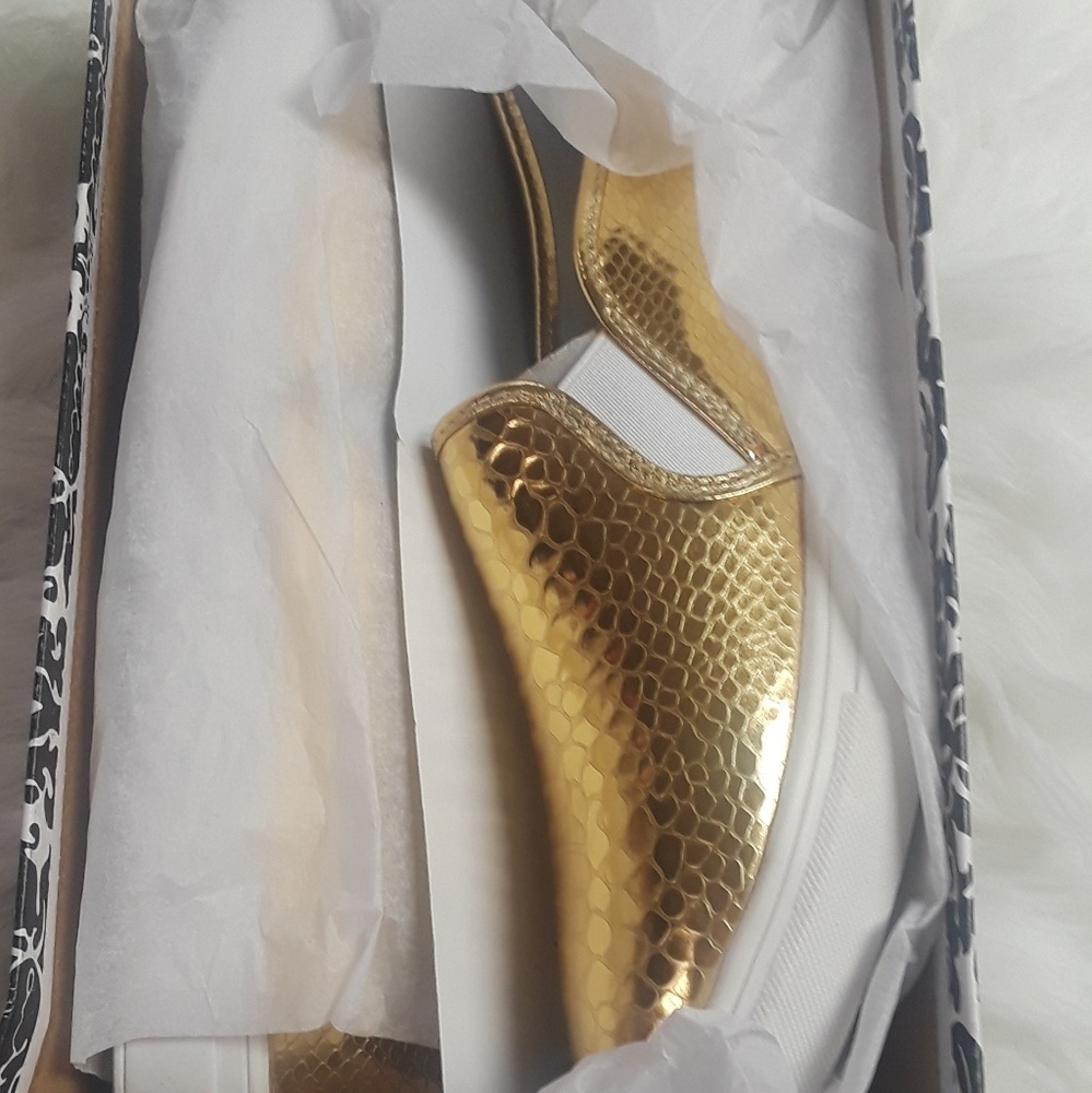 🆕️ Gold Skin Patent Creeper Sneaker Flats - Picture 6 of 8